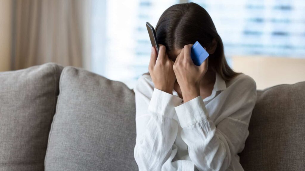 Golpes com CPF na nota: 5 sinais e como evitar 7 Golpes com CPF na nota: alerta para fraudes digitais e cobranças falsas