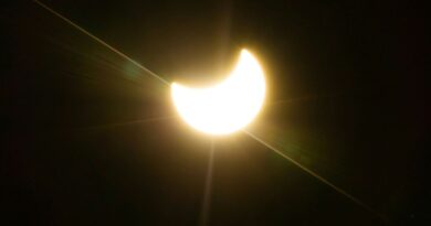 Eclipse solar parcial no céu do Pacífico em 21 de setembro com Lua cobrindo parte do Sol