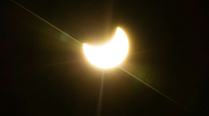 Eclipse solar parcial no céu do Pacífico em 21 de setembro com Lua cobrindo parte do Sol