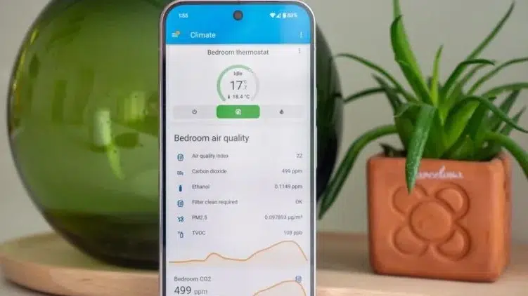 App Home Assistant exibindo termostatos, qualidade do ar e sensores integrados em painel no Android