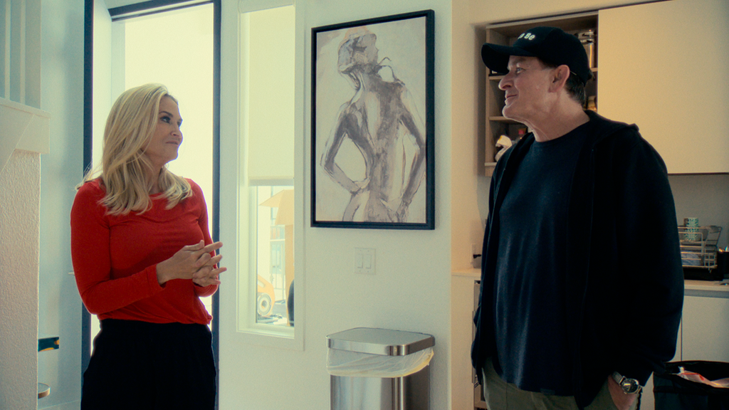 Brooke Mueller, ex-esposa de Sheen, é uma das estrelas entrevistadas pelo documentário (Imagem: Divulgação/Netflix)
