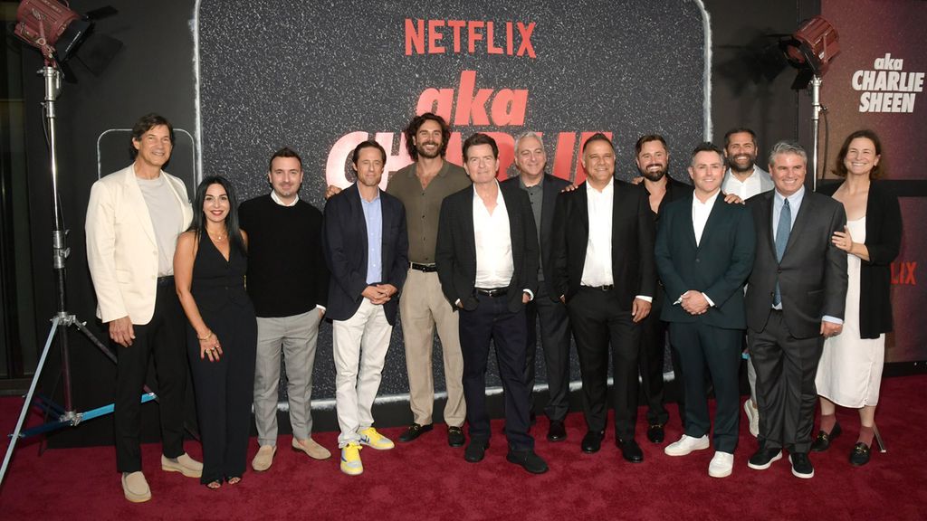Equipe da produção em foto com o astro (Imagem: Divulgação/Netflix)