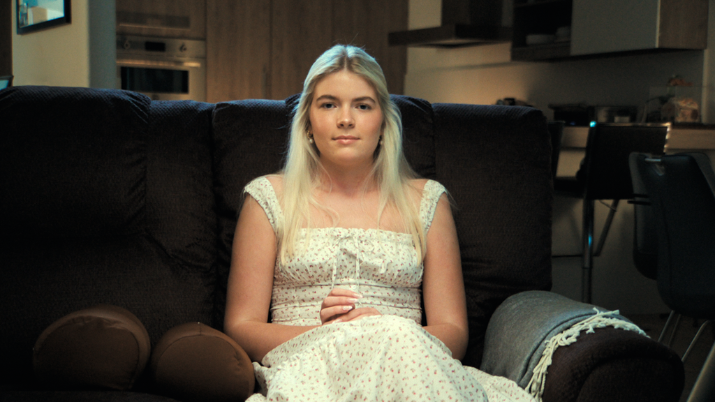 Lola Sheen, filha de Charlie Sheen, também deu seu depoimento ao documentário (Imagem: Divulgação/Netflix)