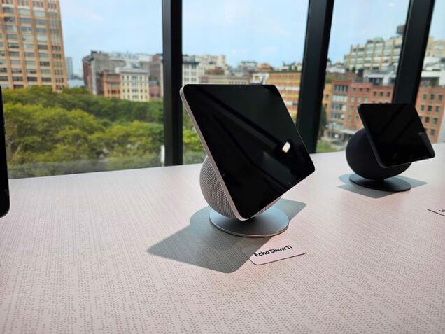 Detalhe do design do Echo Show 11 e posição dos alto-falantes