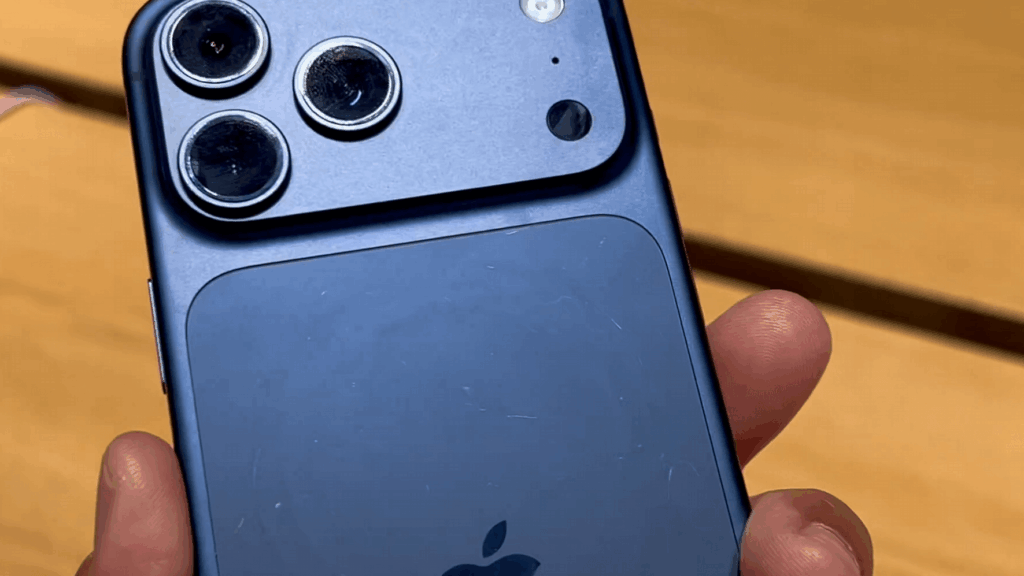 iPhone 17 com arranhões: scratchgate atinge Pro e Pro Max 1 iPhone 17 com arranhões: iPhone 17 Pro com riscos visíveis nas bordas de alumínio; relatos de arranhões surgindo nas primeiras horas de uso em lojas da Apple