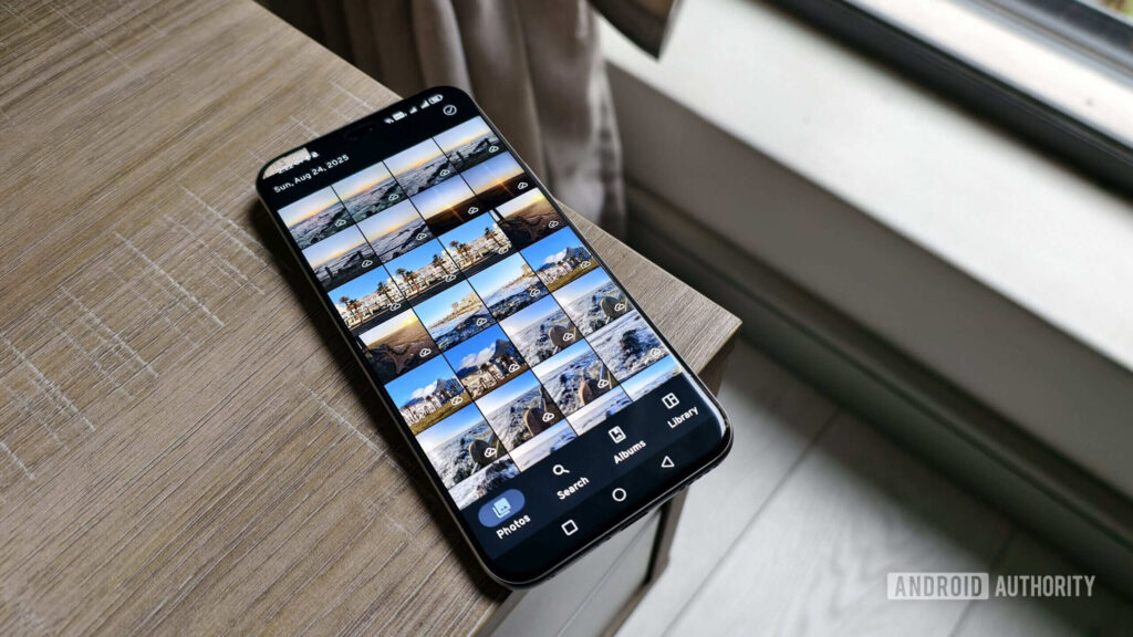 Tela do Immich no Android exibindo grade de fotos e opções de backup para servidor próprio