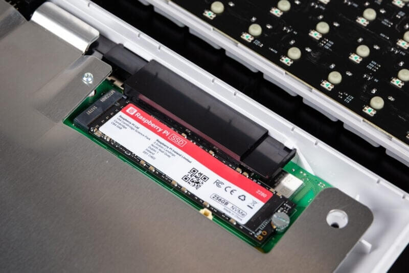 Compartimento do SSD NVMe M.2 do Raspberry Pi 500 Plus com acesso rápido