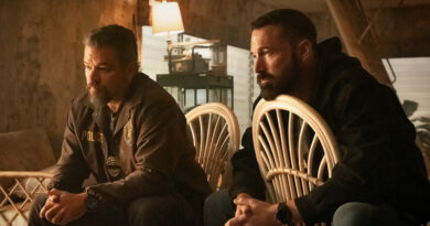 The Rip: Matt Damon e Ben Affleck em cena do filme policial da Netflix, estreia em janeiro de 2026.