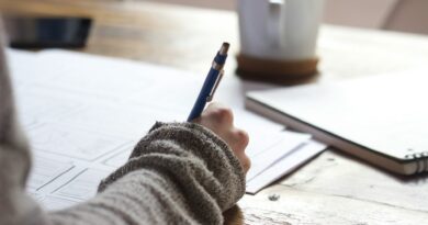 Apps com descontos para estudantes: economize em IA, música e vídeo no Brasil