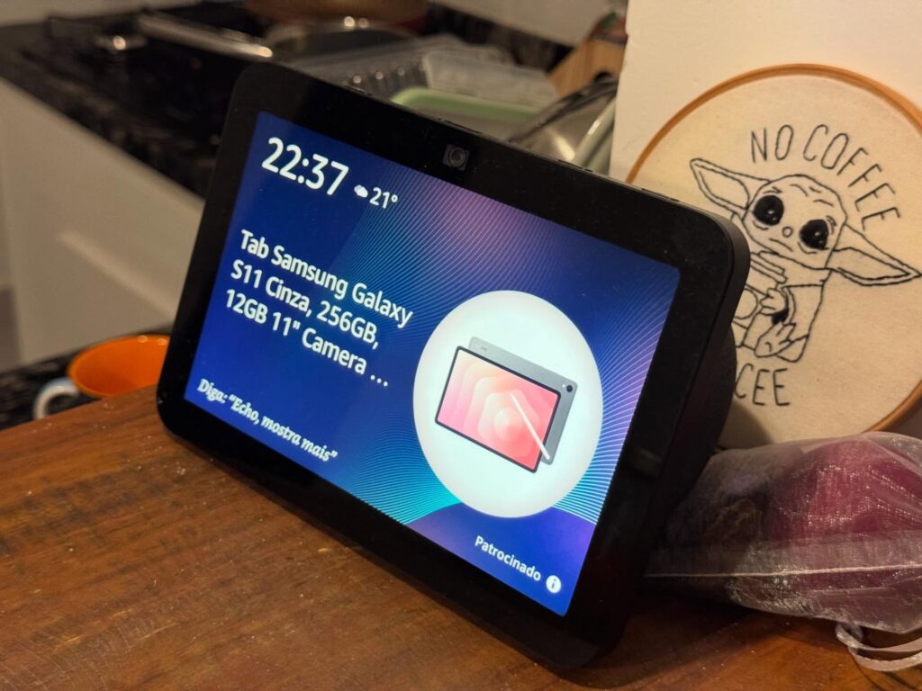 Echo Show exibe publicidade irremovível: entenda 2 Echo Show 8 exibindo anúncio de produto na tela inicial, com banner ocupando parte da Tela Ambiente