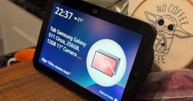 Echo Show 8 exibindo anúncio de produto na tela inicial, com banner ocupando parte da Tela Ambiente