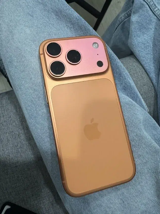 Comparativo mostra lateral do iPhone 17 Pro laranja mais clara que o vidro traseiro, com aparência rosé