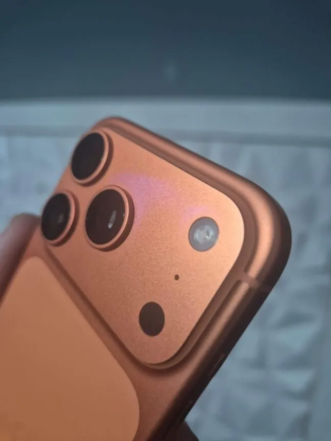 Comparativo mostra lateral do iPhone 17 Pro laranja mais clara que o vidro traseiro, com aparência rosé