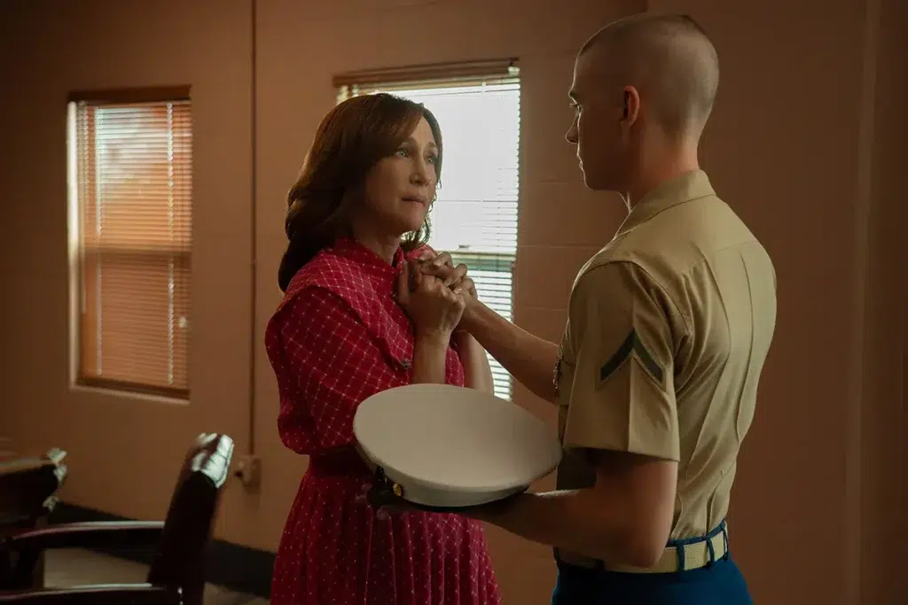 Vera Farmiga e Miles Heizer em Boots, episódio 8