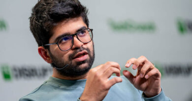Aravind Srinivas, CEO da Perplexity, durante o TechCrunch Disrupt; anúncio do navegador Comet e assistente em segundo plano