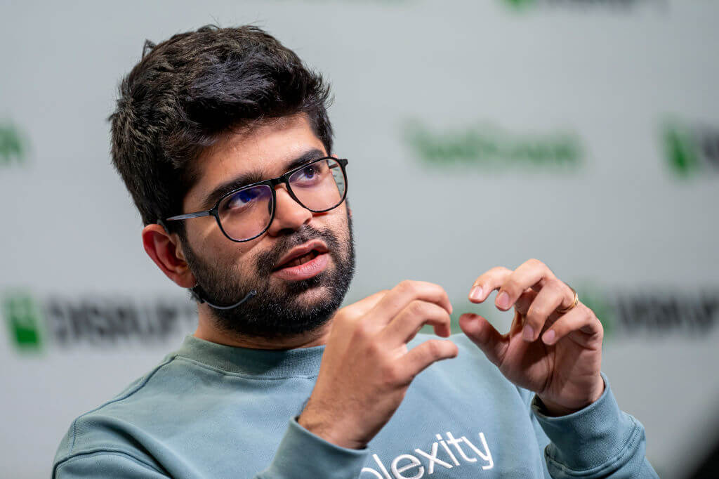 Navegador Comet da Perplexity grátis; Max ganha assistente 2 Aravind Srinivas, CEO da Perplexity, durante o TechCrunch Disrupt; anúncio do navegador Comet e assistente em segundo plano