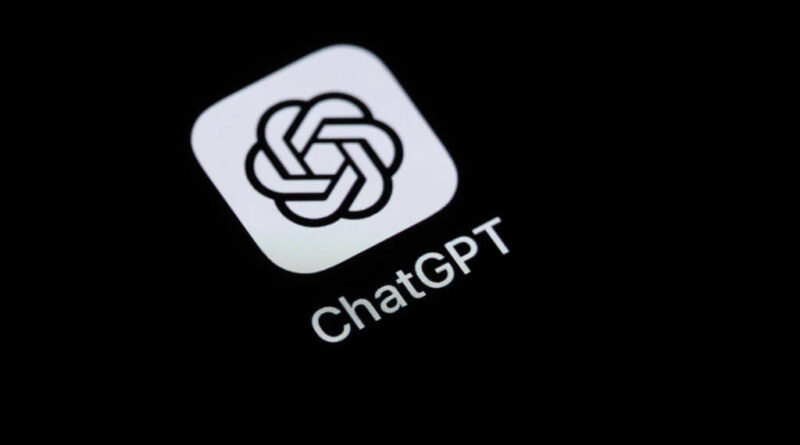 App do ChatGPT em smartphone; análise da Apptopia indica desaceleração de downloads, DAU em platô e queda de engajamento nos EUA