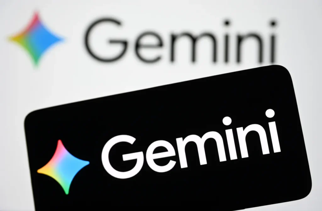 App Gemini AI do Google terá feed visual; veja o que muda 3 Logo do Gemini AI do Google exibido em smartphone; aplicativo de inteligência artificial em destaque