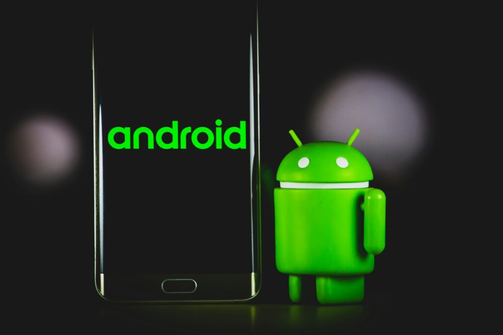 Sideloading no Android: Mascote do Android em fundo verde; notícia sobre sideloading, registro de desenvolvedor e verificação de assinatura no Android 16
