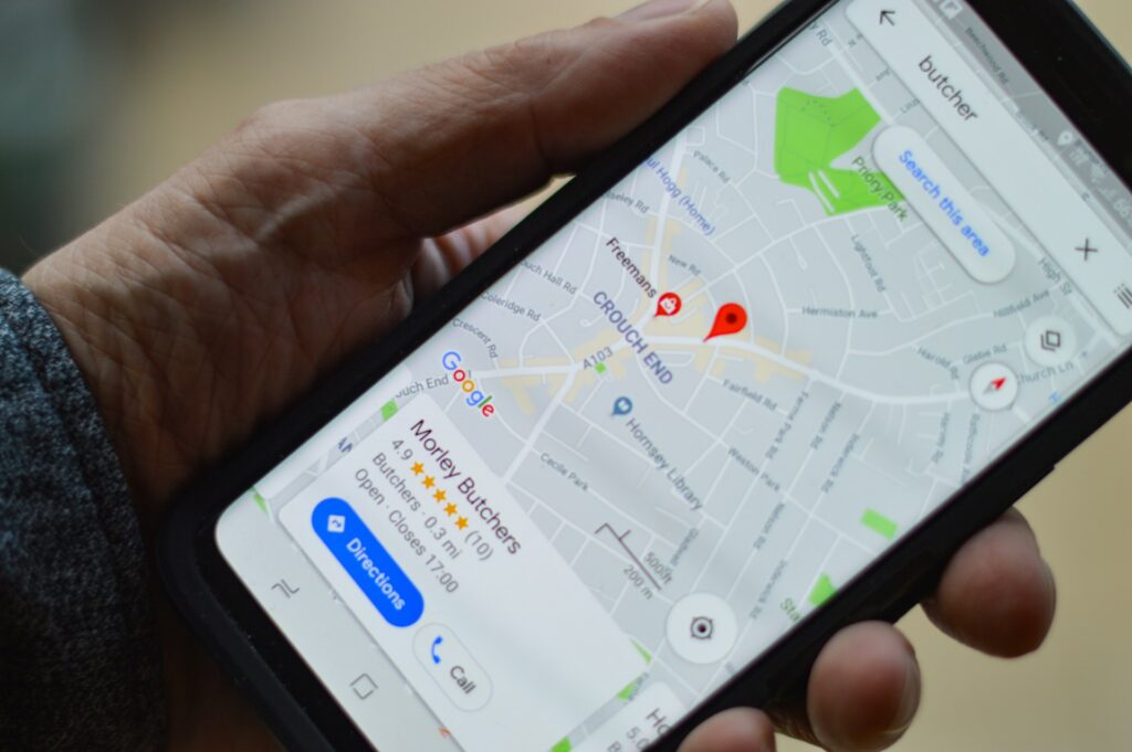 Ícone do Google Maps sobre um fundo vermelho, simbolizando a nova função de economia de energia.