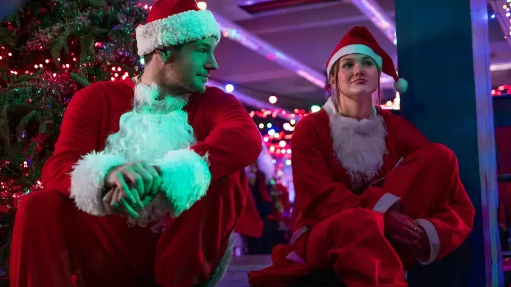 Peter Serafinowicz como Maxwell Sterling em Jingle Bell Heist, com Olivia Holt em destaque