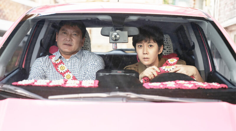 Imagem promocional de Mission Cross 2 Netflix, mostrando o elenco principal em um ambiente urbano de ação