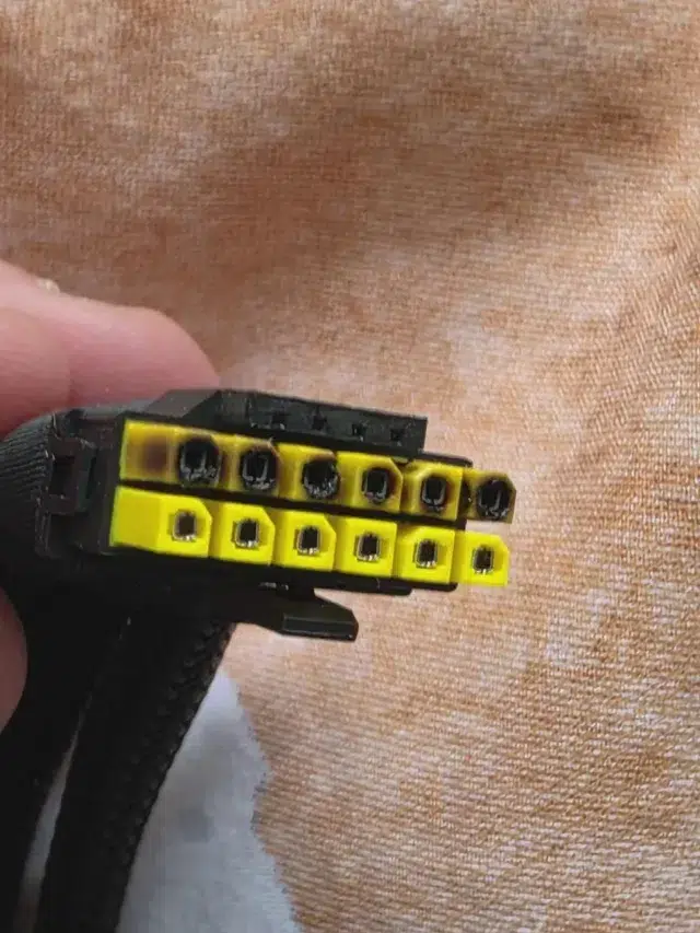 MSI RTX 5090: conector 12V-2×6 derrete em dois casos 3 Foto publicada pelo usuário no Reddit mostrando o conector 12V-2×6 com sinais de derretimento na MSI RTX 5090