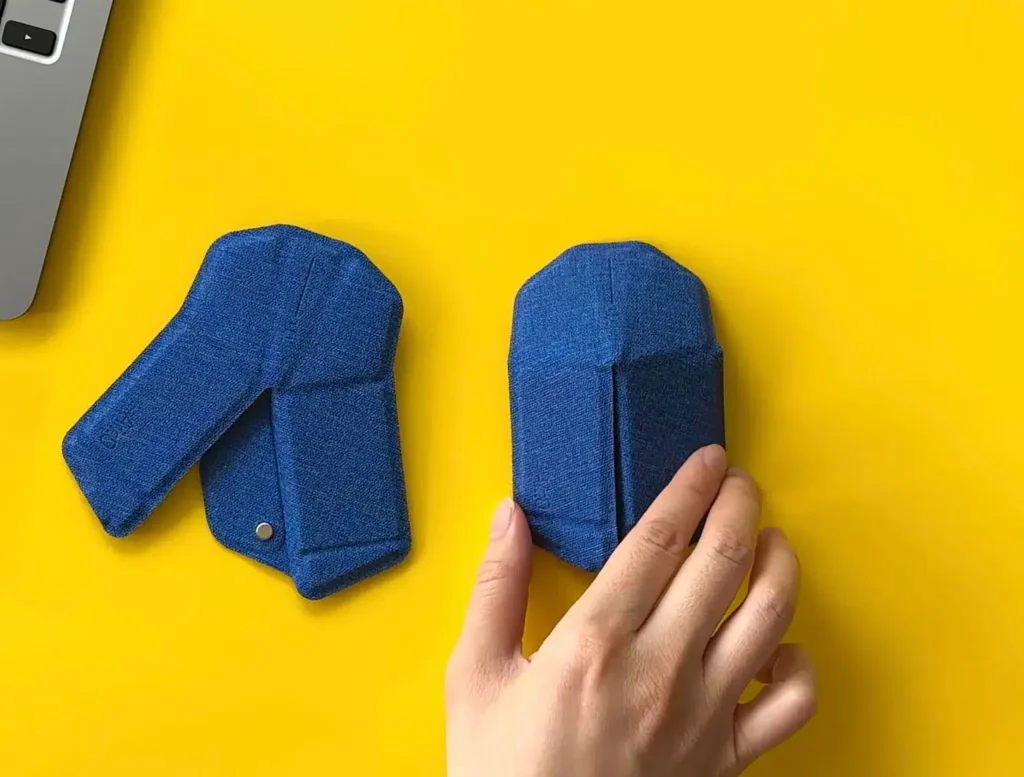 Estrutura triangular do OriMouse aberta; mouse dobrável myAir.0 em couro vegano amarelo