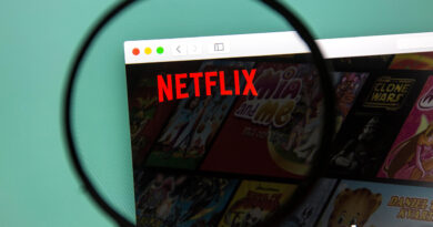 Site da Netflix no desktop sem o selo N vermelho; experimento de branding na web