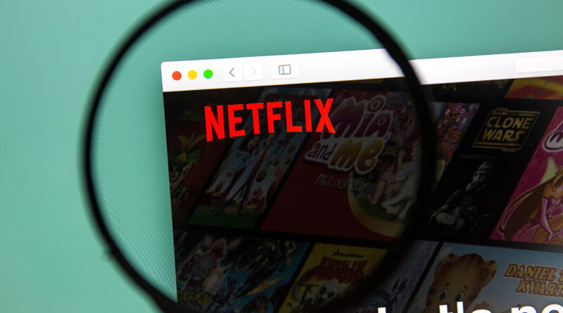 Site da Netflix no desktop sem o selo N vermelho; experimento de branding na web