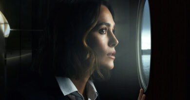 A Mulher da Cabine 10 na Netflix: pôster e primeiras imagens oficiais do thriller psicológico