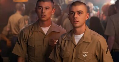 Boots: Miles Heizer e Liam Oh em cena da série da Netflix