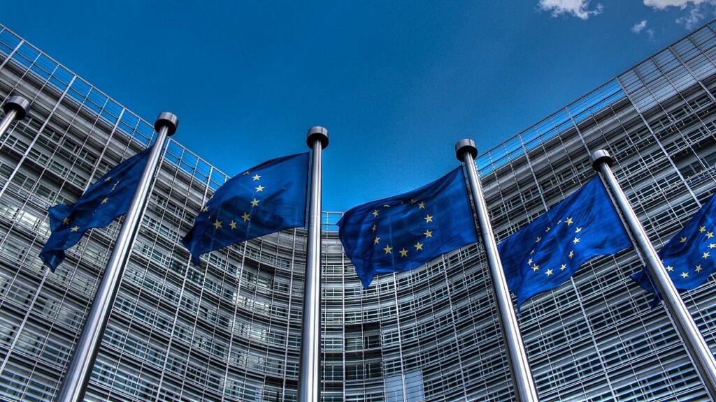 União Europeia revisa GDPR para impulsionar a IA 1 Bandeiras da União Europeia em frente à sede da Comissão Europeia