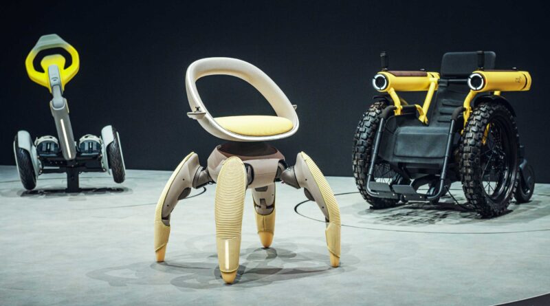 Toyota Walk Me cadeira robótica com pernas articuladas que sobem escadas e se dobram como mala