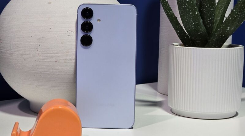 Galaxy S25 Plus em destaque - Léo Müller/Canaltech