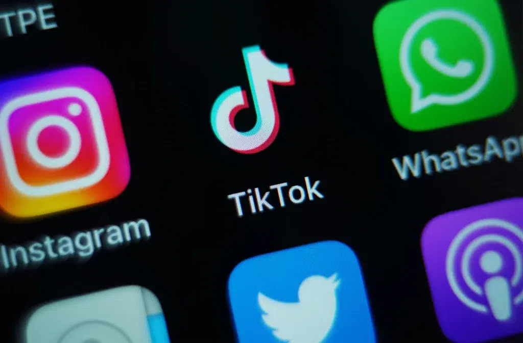 Aplicativo TikTok em tela de smartphone com logo em destaque