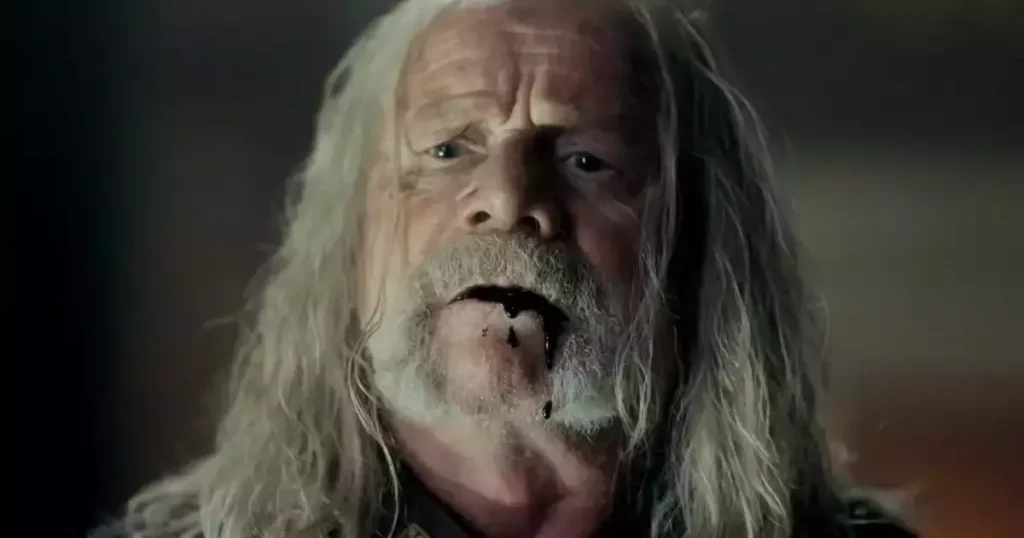 Peter Mullan assume papel de Vesemir após saída de Kim Bodnia em The Witcher. (Créditos: Netflix/Reprodução)