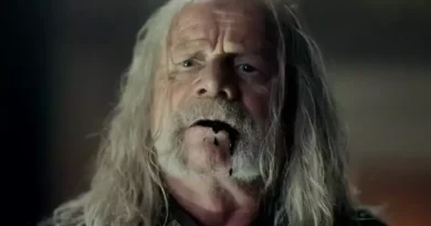 Peter Mullan assume papel de Vesemir após saída de Kim Bodnia em The Witcher. (Créditos: Netflix/Reprodução)