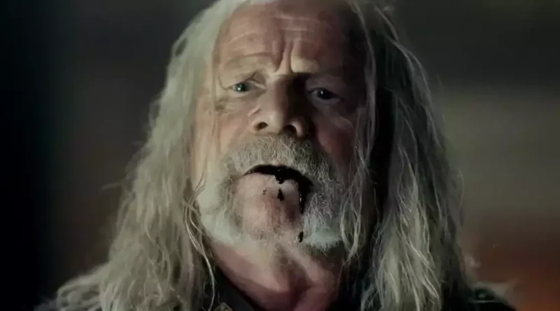 Peter Mullan assume papel de Vesemir após saída de Kim Bodnia em The Witcher. (Créditos: Netflix/Reprodução)