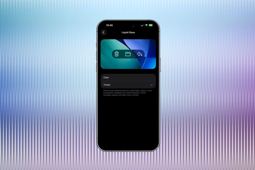 Interface de iPhone com o novo efeito Liquid Glass mais opaco e nítido no iOS 26.1