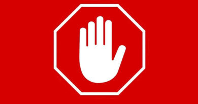 Ilustração com marcas do YouTube e aplicativo de bloqueador de anúncios