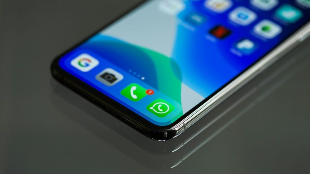 Usuária limpando conversas no WhatsApp para liberar espaço no celular