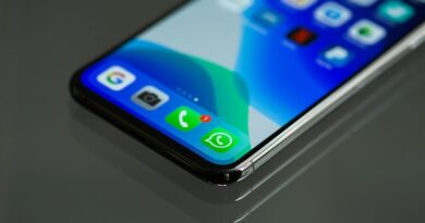 Usuária limpando conversas no WhatsApp para liberar espaço no celular