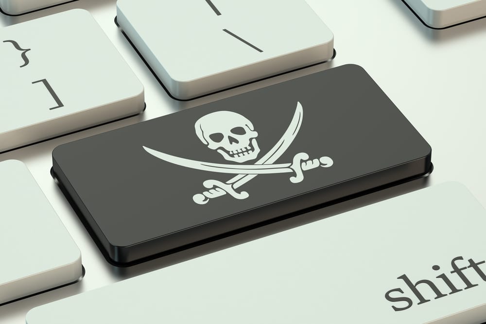 Botão de teclado com desenho de caveira, simbolizando pirataria digital