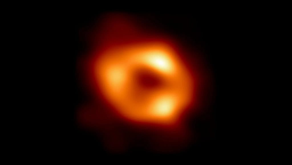 Imagem real do buraco negro Sagitário A* obtida pelo Event Horizon Telescope