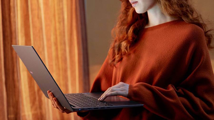 Galaxy Book 4 tem 36% de desconto na Black Friday 3 Tela LED de 15,6 polegadas do Galaxy Book 4 em uso
