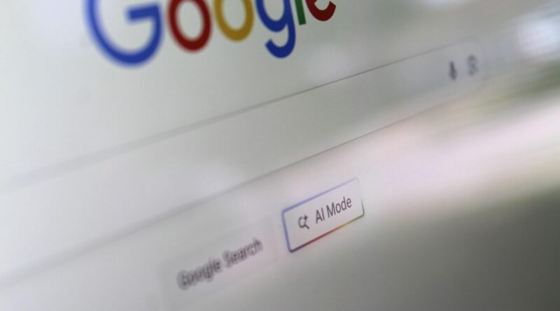 Tela exibindo o botão Modo IA no Google Search mostrado em um monitor.