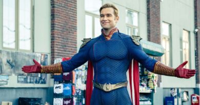 Homelander com os braços abertos em The Boys