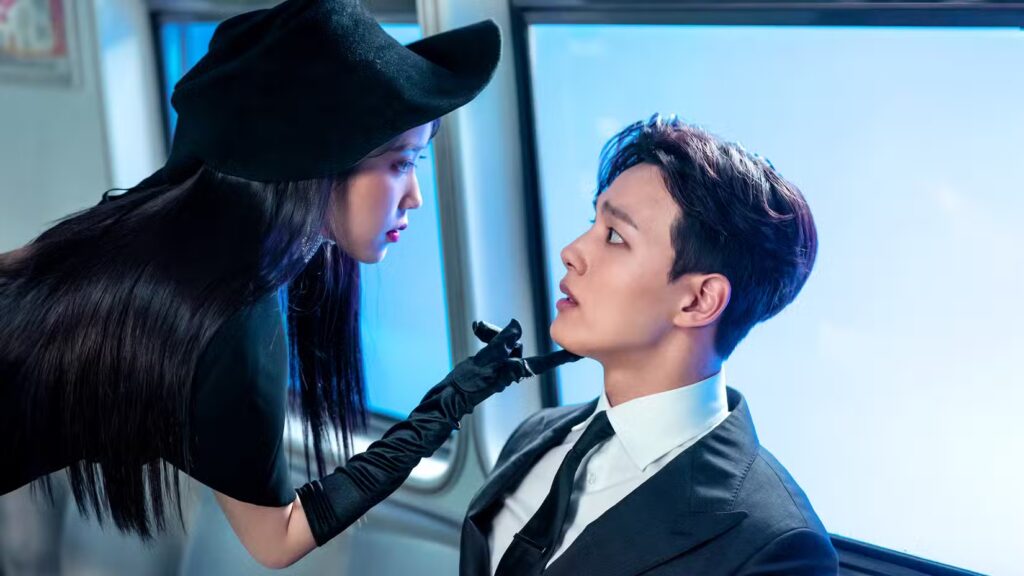 IU como Jang Man-wol em Hotel del Luna
