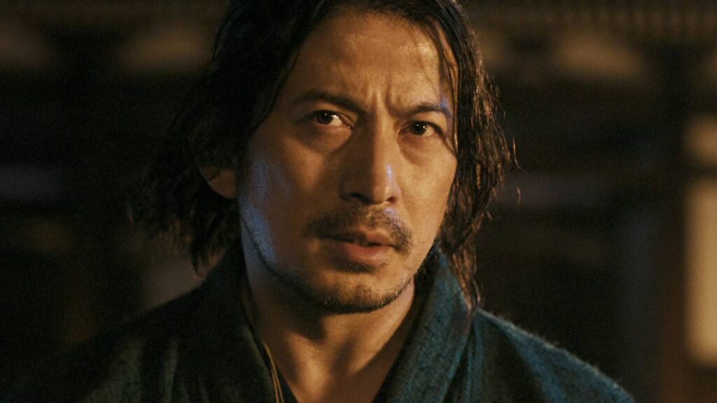 Até o Último Samurai conquista 100% no Rotten Tomatoes e desafia Squid Game 3 Protagonista de Até o Último Samurai observa o adversário em cena intensa